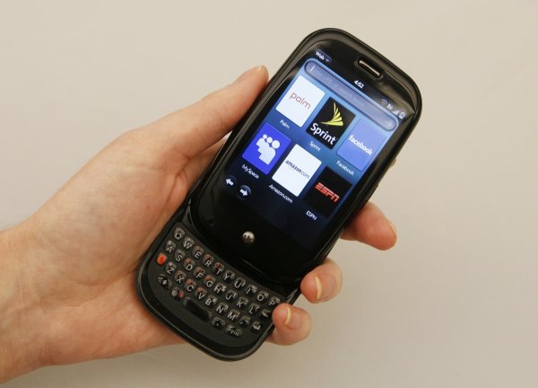 
	Едва година след сделката за поглъщане на оператора на операционни системи и хардуер Palm за 1,2 млрд. долара от HP, IT концернът бе принуден през август 2011 г. да преустанови продукцията на таблети и смартфони. Стойността на покупката на разработчика на WebOS е отписана. Едва година по-късно се появи нова половинчата стратегия: устройства като телефони или таблети имат по-добри перспективи за растеж, отколкото настолни компютри, обяви HP и започна като логична стъпка производството на мобилни телефони.
