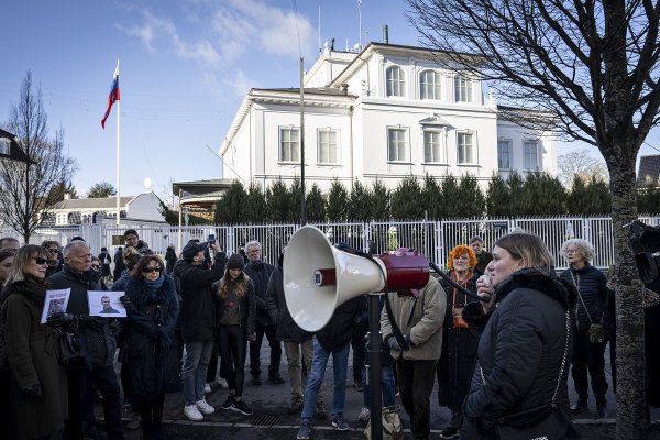 Демонстрация пред руското посолство в Копенхаген, Дания, заради смъртта на Алексей Навални. Снимка: БГНЕС/EPA/NILS MEILVANG