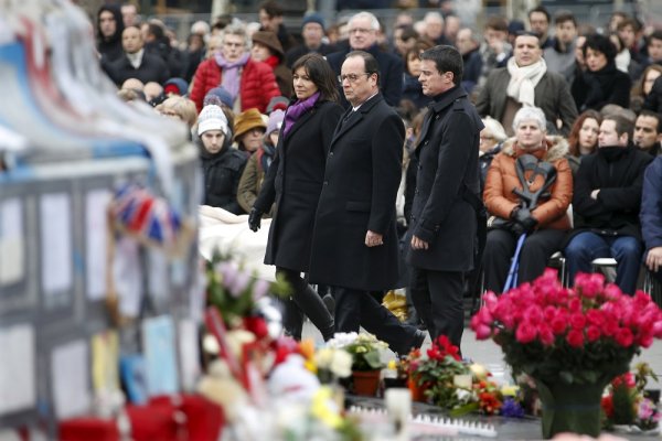 
	Кметът на Париж Ан Идалго (л), президентът на Франция Франсоа Оланд и премиерът Манюел Валс (д) на церемония в памет на жертвите на терористични атаки в Париж. Снимка: Ройтерс
