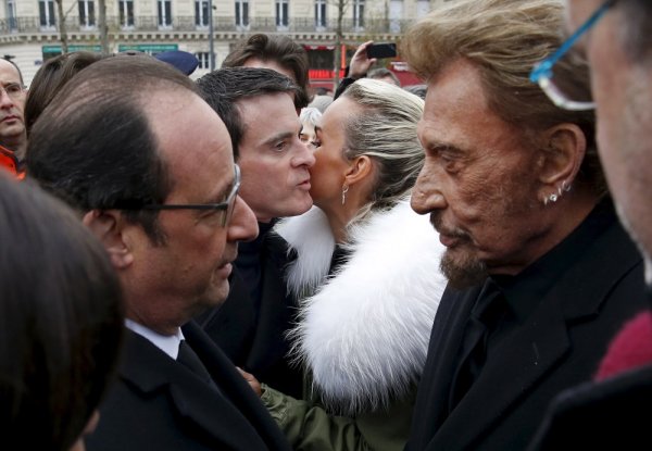 
	Президентът на Франция Франсоа Оланд (л) разговаря с рок-певеца Джони Холидей. Снимка: Ройтерс
