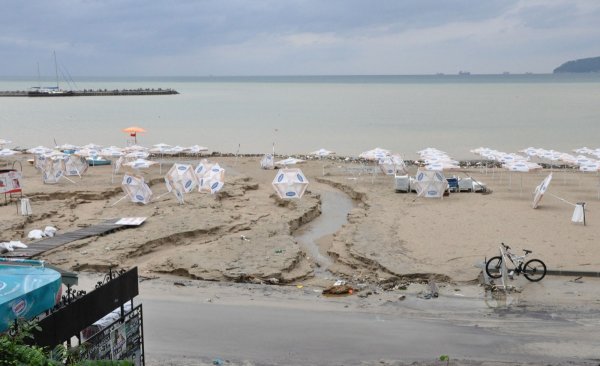 
	След снощния порой водата е опустошила Офицерския плаж във Варна. Придошлите води са завлекли нанос от кал и дървета на 50 м навътре в морето. Бреговата ивица на плажа е затлачена от храсти, клони и бутилки. Снимка: БТА
