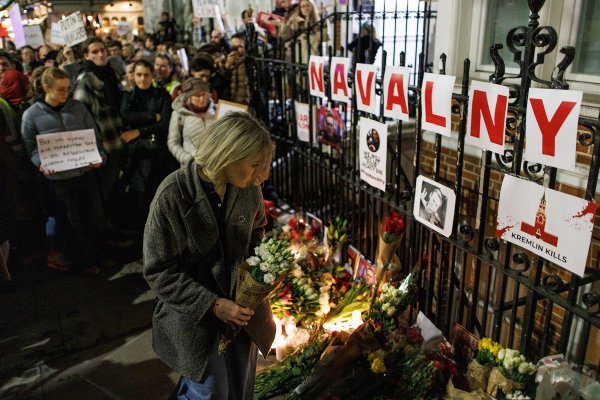 Хора оставят цветя пред руското посолство в Лондон в памет на Навални. Снимка: БГНЕС/EPA/TOLGA AKMEN