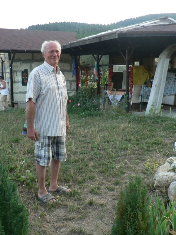 
	Цветан Ценев е избягал от София, за да се занимава със земеделие в село Бачево.&nbsp;
