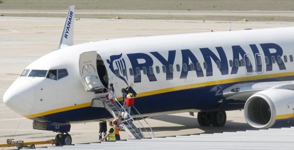
	Да познаваш излишното

	Днес Ryаnair е най-голямата нискотарифна авиокомпания в Европа. Тя стартира като малка фирма и дълги години не успява да се справи с огромната конкуренция в сектора. Докато не идва моментът, в който тя не решава, че е време да промени нещо. Превозвачът залага на най-голямото си предимство, а именно че прави кратки полети, благодарение на което може да съкрати значително разходите си. Поглеждайки списъка с услугите, които тя предоставя, мениджмънтът взема генерални решения като това да спре да се сервира храна в самолетите. Успеха си Ryаnair до голяма степен дължи на това, че не лети до главните летища в големите градове, където таксите за кацане са изключително високи. Вместо това тя избира по-малки, но отдалечени летища, от които пътниците след това са превозвани с автобуси до големите градове. Така разходите ѝ са значително по-малки.
