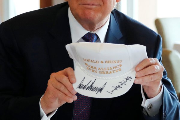 
	Американският президент Доналд Тръмп държи бяла шапка, на която пише: &quot;Доналд и Шиндзо, направете съюза още по-велик&quot;. Тя бе подписана от президента и японския премиер преди официалния им обяд.&nbsp;Снимка: Ройтерс

