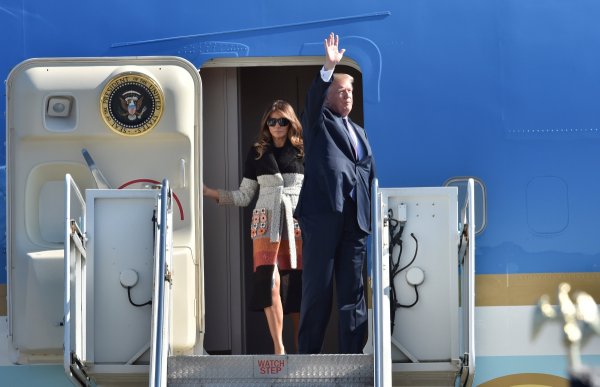
	Американският президент Доналд Тръмп и съпругата му Мелания пристигат в американската военна база Yokota Air Base във Фуса, Япония.&nbsp;Снимка: Ройтерс
