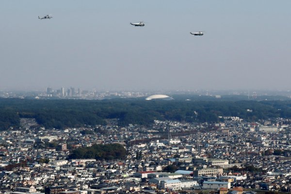 
	Тръмп прелита с хеликоптер на американските военноморски сили над Токио,&nbsp; преди да се срещне с премиера на страната Шиндзо Абе.&nbsp;Снимка: Ройтерс
