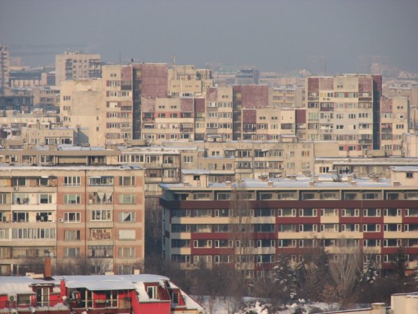 
	Жилищата в България продължават да поевтиняват. Средните цени на жилищата са се понижили с 0,7% през последните три месеца на миналата година. За цялата година понижението е 2,7%.

	Снимка: Investor.bg
