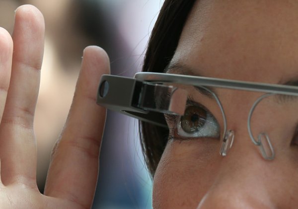 
	Разширената реалност, или технологиите, които променят обикновения свят пред очите ви с визуални ефекти, продължава да привлича интереса на разработчиците. През 2015 г. тя ще бъде възприета във все повече търговски приложения.

	Interl Corp и Google наскоро обявиха партньорството си, което би заменило чиповете на Intel с тези на Texas Instruments като мозъкът на следващото поколение Google Glass. Двете компании обявиха, че смятат да промотират Glass на компании като болнични мрежи и производители. Аугментираната реалност може да се използва за обучение, като например за извънредни ситуации или за време на полети в космоса или във въздуха.

	Sony също създава свой продукт, подобен на Google Glass, който се прикача към обикновените лещи на човек и проектира HD изображения, видеа и текст пред окото на човек. Компанията обяви, че ще започне масово произовдство на продукта към края на 2015 г.

	Снимка: Ройтерс
