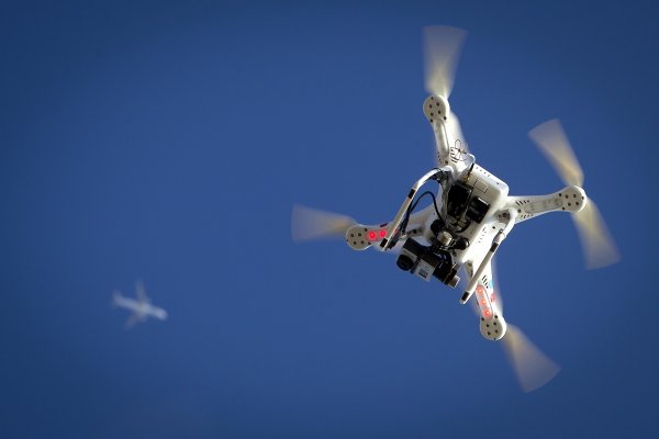 
	Това е област, в която ще има сериозни промени през 2015 г. Американската Федерална администрация за авиация започна да позволява на някои компании да използват дронове за търговски цели тази година, включително определени холивудски студия. Най-вероятно ще има още дерегулация по отношение на дроновете на 2015 г.

	По-добрите правила би трябвало да насърчат производителите на дронове да строят машини с повече възможности и разработчиците да правят приложения, които да направят дроновете мултифункционални на редица платформи и устройства.

	&bdquo;Ще има повече дронове на пазара, повече потребители ще опитват дроновете, повече индустрии ще искат разрешения, за да ползват дронове, но също така ще продължи да има борба около тях,&ldquo; смята анализатор.

	От друга страна роботите продължават да приличат все повече на хора. SoftBank Corp показа хуманоиден робот на име Pepper, която изглежда усеща, чете и реагира на човешки емоции. Това е едва върхът на айсберга, стига парите за изследвания да се налеят в разработки за това как да направим машините по-чувствителни, като хората.

	Снимка: Ройтерс

