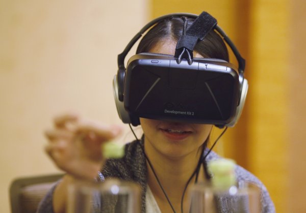 
	Марк Цукърберг от Facebook се присъедини към феновете на виртуалната реалност, като си представи бъдеще, в което хората могат изцяло да избягат от физическия свят и да се потопят във виртуалния свят.

	Facebook закупи производителя на очила за виртуална реалност Oculus през март за 2 млрд. долара. Така компанията заложи, че виртуалната реалност ще бъде бъдещето на комуникациите и забавлението. Цъкурбърг вярва, че тя един ден ще се пренесе и отвъд забавлението. Той вижда бъдеще, в което учениците учат във виртуални класни стаи или доктори преглеждат пациенти във виртуални кабинети с помощта на сложни сензори.

	Междувременно Sony, Google и Samsung изразиха интерес да обединят усилия с Холивуд за създаване на реална виртуална реалност. New Deal Studios и други бутикови студия наскоро започнаха да разработват 360-градусови филми, специално за виртуални очила.

	Снимка: Ройтерс
