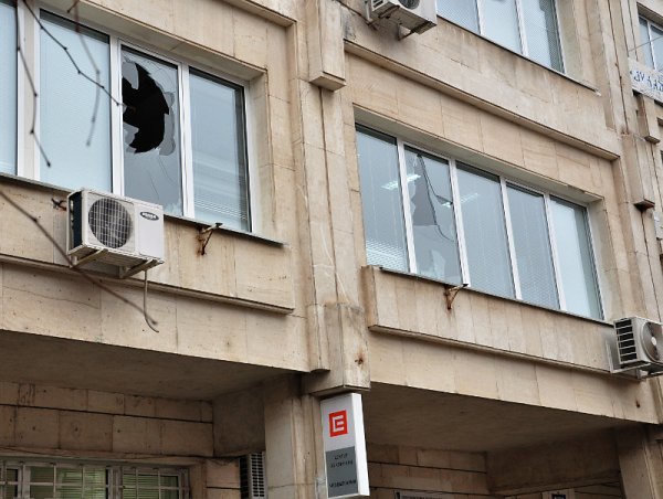 
	Във Враца протестиращите счупиха стъкла на централата на CEZ.&nbsp;Снимкa: БТА
