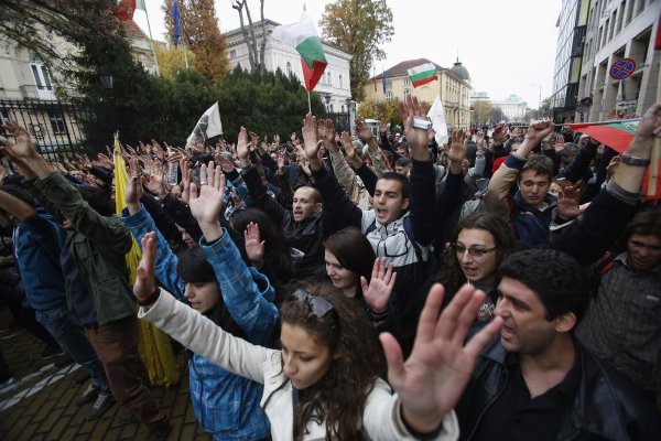
	Протестиращите размахват ръце и пеят пред полицаи, докато блокират улица в близост до парламента в центъра на София на 13-и ноември 2013 г. Стотици студенти се опитаха да блокират парламента.
