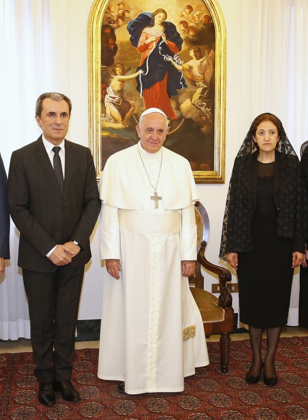 
	Папа Франциск позира с българския министър-председател Пламен Орешарски и съпругата му Елка по време на частна среща във Ватикана на 28-ми май 2014 г.
