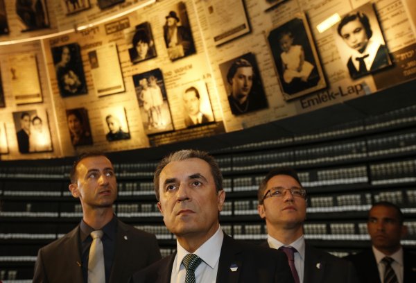 
	Премиерът разглежда снимки на евреи, убити по време на Холокоста, при посещението си в музея &bdquo;Яд Вашем&ldquo; в Ерусалим, 20 май 2014 г.
