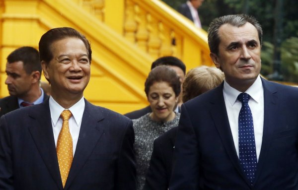 
	Орешарски се разхожда с виетнамския си колега Нгуен Тан край президентския дворец в Ханой на 7 април 2014 г. Орешарски е във Виетнам на четиридневно посещение.
