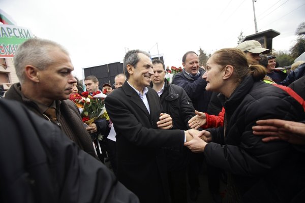 
	Премиерът Орешарски се поздравява със свой поддръжник по време на митинг в центъра на София на 16-и ноември 2013 г. Ключови политически конкуренти организираха в събота масови демонстрации в подкрепа и срещу правителството, водено от социалистите, подчертавайки разширяването на политическото разделение и несигурността в най-бедната страна на Европейския съюз.&nbsp;
