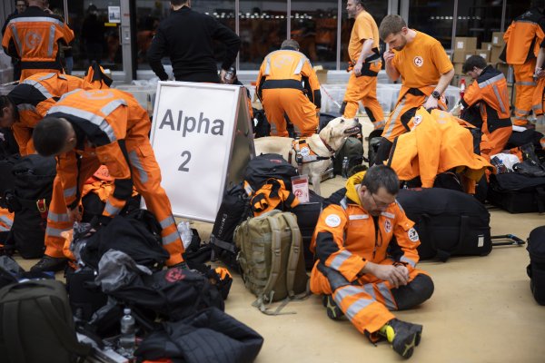 Швейцарски екип спасители. Снимка:  EPA/YAHYA NEMAH