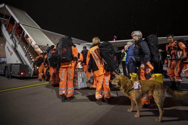 Швейцарски екип спасители. Снимка:  EPA/YAHYA NEMAH