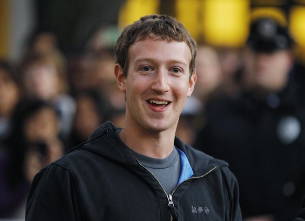 
	Основателят и главен изпълнителен директор на най-голямата в света социална мрежа Facebook, който прекрати следването си в Харвард, не успява да влезе в челната петица на класацията, но за малко, твърди Финкелстейн. Заради неуспеха при първичното публично предлагане личното богатство на Зукърбърг според Forbes се стопи от 17,5 до 9,4 млрд. долара (7,2 млрд. евро), а Финкелстайн твърди, че мениджърът има &bdquo;огромно его&ldquo;.&nbsp;
