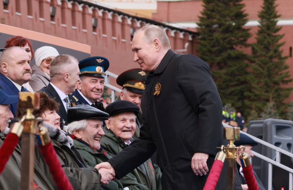 Путин с ветерани. Снимка:  EPA/MIKHAIL METZEL