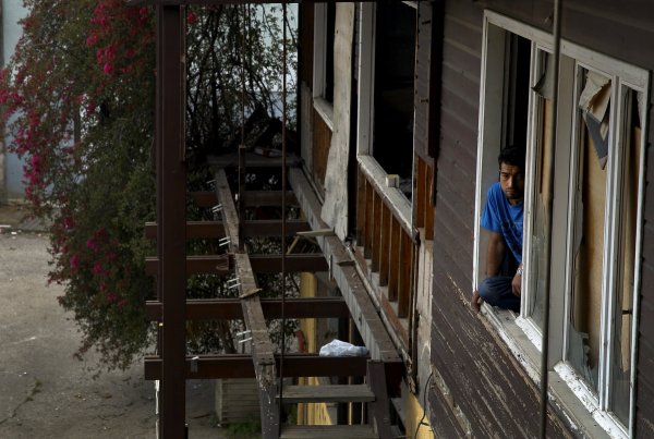 
	Млад афганец гледа замислено през прозореца на убежището си &ndash; изоставена дървообработваща фабрика.&nbsp;
