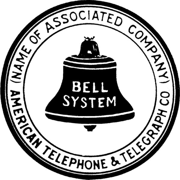 
	Преди да бъде разцепена от правителството, Bell Systems e процъфтяващ монополист, който контролира телефонните услуги в Щатите. Когато известният дизайнер Сол Бас получава задачата да създаде нова идентичност на конгломерата в края на 60-те, това е едно от най-големите задания за корпоративно брандиране в света.
	
	Логото си Бас представя с драматично 30-минутно видео, което е харесано и одобрено от ръководството на компанията. В продължение на много години след въвеждането си през 1969 г., емблемата се радва на впечатляващо високи нива на разпознаваемост от 93%. &ldquo;Повече хора знаеха, че това е логото на телефонна компания, отколкото как се казва президентът на Америка.&rdquo; Десетилетия по-късно, когато антимонополни органи на американското правителство принуждават AT&amp;T да се отдели от Bell, компанията отново наема Бас, за да измисли лого. Той представя сегментирания глобус, който AT&amp;T използва и днес.

	&nbsp;
