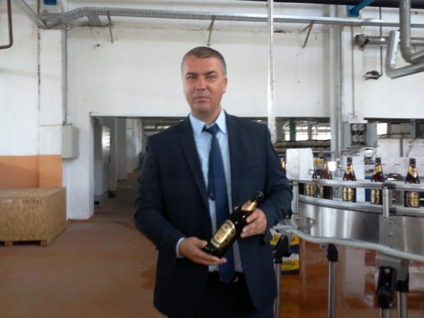
	Управителят на &quot;Леденика&quot;&nbsp;Владислав Цветков&nbsp;показва новата бира. Снимки: Investor.bg
