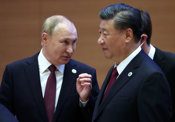 Руският президент Владимир Путин (вляво) разговаря с китайския президент Си Дзинпин след срещата в тесен формат на 22-ата среща на върха на Съвета на държавните ръководители на Шанхайската организация за сътрудничество (ШОС-ШОС) в Самарканд, Узбекистан, 16 септември 2022 г.  /SERGEI BOBYLEV/SPUTNIK/KREMLIN POOL ЗАДЪЛЖИТЕЛЕН КРЕДИТ