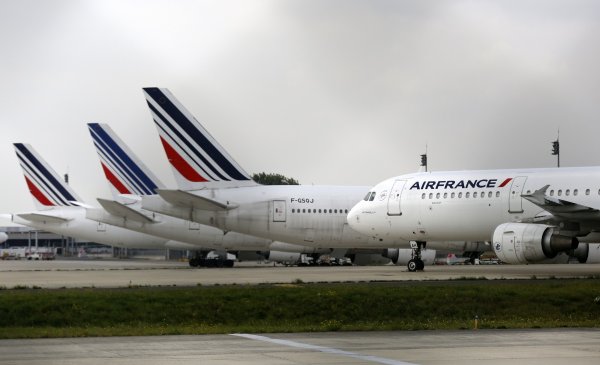 
	От началото на стачката около половината от полетите на Air France&nbsp;са били отменени
