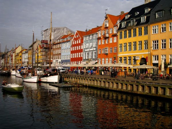 
	Място в класацията на щастието: 3
	Средна годишна работна заплата: 79 570 долара
	Коефициент на безработица: 4,2
	Месечен наем за апартамент с една спалня: 1080 долара

	Въпреки че данъкът върху доходите на физическите лица е един от най-високите в света - 36,2%, Дания се нарежда като третата най-щастлива страна на планетата. Подобно на други страни, които са на върха на списъка, Дания има стабилна икономика и политически климат, за да постигне над средните социални придобивки за своите граждани.

	Снимка: pixabay.com
