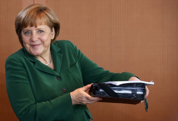 
	Германският канцлер Ангела Меркел описва през март 2011 г. &quot;строгите условия&quot;, при които изпадналите в криза страни могат да получат пари от европейските си партньори. Реалността е много различна. Гърция не е изпълнила изискванията за първия спасителен план, както установи Тройката. Независимо от това страната получи нови заеми за милиарди евро от втория спасителен пакет.
