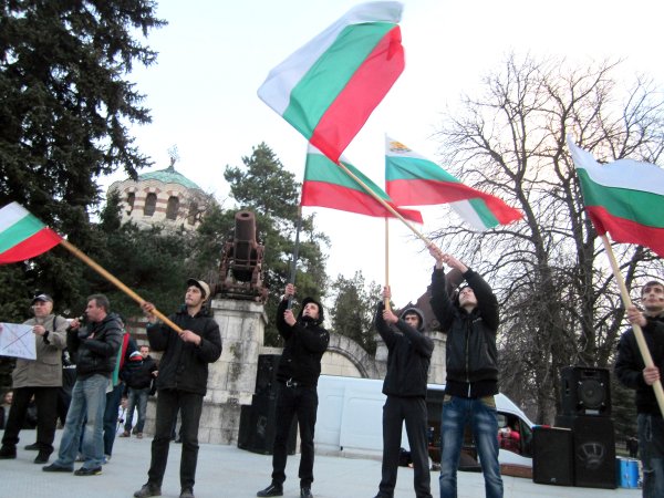 
	За поредна вечер в Плевен се състоя протестен митинг срещу всички монополи в България. На централния площад &quot;Възраждане&quot; се събраха предимно млади хора, пред които говориха десетина оратори. Организаторите на протеста призоваха ЧЕЗ да не спират тока на хората, докато се разреши кризисната ситуация.
