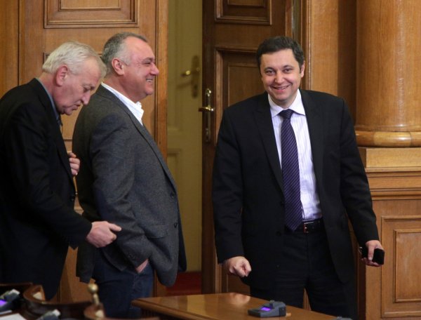 
	Парламентът започна обсъждането на проекторешение за приемане на оставката на кабинета на Бойко Борисов.&nbsp; На снимката: лидерът на РЗС Яне Янев.
