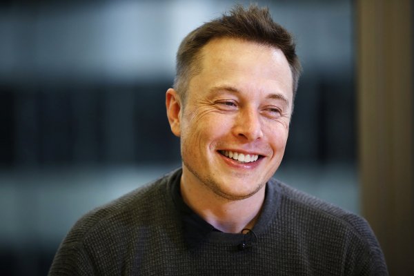 
	Главен изпълнителен директор на Tesla и SpaceX

	Мъск се прочу с две неща, които обяви през тази година: плановете си да създаде безпилотна кола и с предложението си за нов вид транспорт, наречен Hyperloop, благодарение на който ще може да се стига за 35 минути от Лос Анджелис до Сан Франциско.
	Неговите електрически коли Model S се радват на такъв интерес, че компанията не знае дали ще успее да отговори на потребителското търсене

	Снимка: архив Ройтерс
