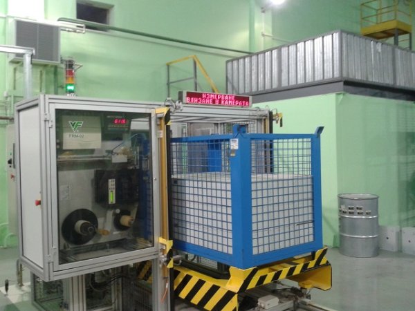 
	Преди да напуснат централата, парчетата от оборудването на двата блока, макар и от машинната зала, се проверяват за радиация. Снимка: Investor.bg

