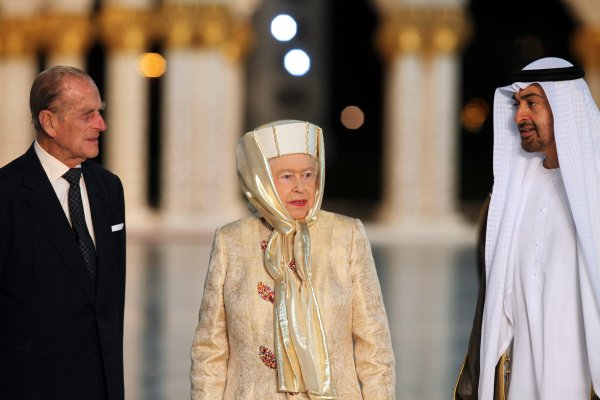 Елизабет II (в средата), съпругът ѝ принц Филип (вляво), херцог на Единбург, и генерал шейх Мохамед бин Зайед бин Султан Ал Нахаян (вдясно), престолонаследник на Абу Даби, посещават джамията на шейх Зайед в Абу Даби, Обединени арабски емирства, 24 ноември 2010 г.  EPA/ALI HAIDER 