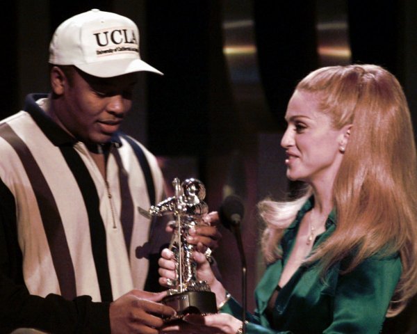 
	На тази снимка Мадона връчва наградата за най-добър рап клип на годината на Доктор Дре по време на наградите на MTV през 1995 г.
