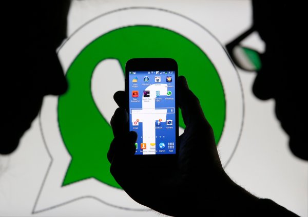 
	Най-голямата в света социална мрежа Facebook купи WhatsApp през 2014 г. в доста изненадваща сделка за 19 млрд. долара (19,1 млрд. долара по днешни цени). Facebook плати 4 млрд. в брой на собствениците на WhatsApp. Други 12 млрд. бяха дадени под формата на акции на социалната мрежа, а още 3 млрд. долара - под формата на ограничени акции, предназначени само за основателите на WhatsApp и нейните служители, които няма да могат да бъдат продавани през следващите 4 години.

	Новината за сделката предизвика шок сред анализаторите и инвеститорите, като най-стряскаща се оказа цената, защото WhatsApp наистина разполага с една от най-големите потребителски бази спрямо останалите подобни приложения, но няма почти никакви източници на приходи. &nbsp;
