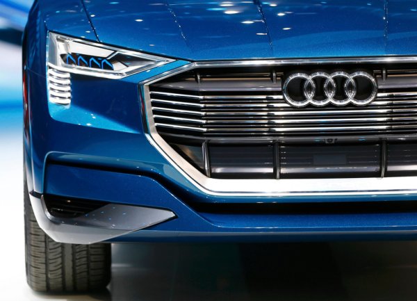 
	Eлектрическата версия на купето R8 ще се появи едва след като Audi пусне на пазара новото поколение на суперколата. В нейната основа е същата платформа, която е използвана при Lamborghini Huracan. Това означава, че на нея ще се разчита и R8 e-tron.&nbsp;
