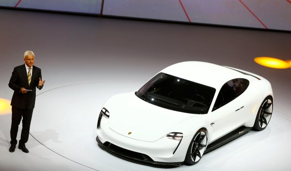 
	Прототипът на електрическо купе с четири врати привлича клиентите си с обещание за автономен пробег от 500 км, 600 конски сили и 15 минути период на презареждане на батериите.

	Ослепително бялото&nbsp;Porsche Mission E, с височина от едва 1.30 м, изглежда като по-малкото и безусловно по-привлекателно &quot;братче&quot; на най-новата Panamera.
