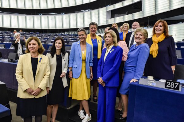 Жените еврокомисари пристигнаха днес в Европейския парламент в Страсбург облечени в цветовете на украинското знаме в знак на съпричастие с Украйна. Снимка: ЕП
