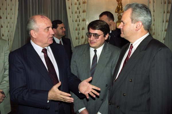 Съветският президент Михаил Горбачов (л) жестикулира, разговаряйки със сръбския президент Слободан Милошевич (вдясно) в Москва, Русия, СССР, 15 октомври 1991 г.  Снимка: EPA/ALAIN-PIERRE HOVASSE
