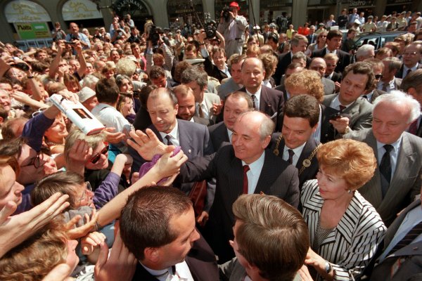 Бившият съветски президент Михаил Горбачов (вл.) и съпругата му Раиса (дясно) са приветствани от германския народ в Бон, Германия, 13 юни 1989 г.  Снимка: EPA/Frank Kleefeldt