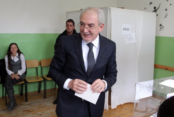 
	Лидерът на ДПС Лютви Местан гласува за местните избори и за националния референдум в столичния квартал &quot;Изгрев&quot;. Снимка: БТА

