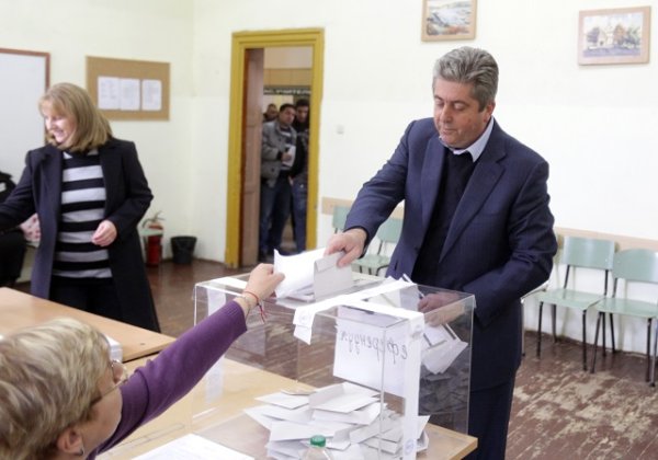 
	Лидерът на АБВ Георги Първанов гласува. Снимка: БТА
