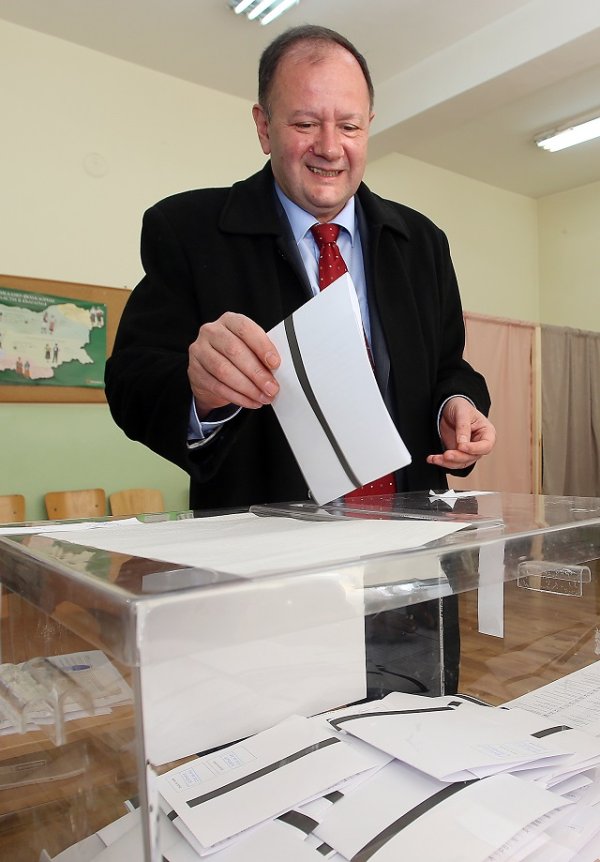 
	Председателят на БСП Михаил Миков гласува за местните избори и за националния референдум в София. Снимка: БТА
