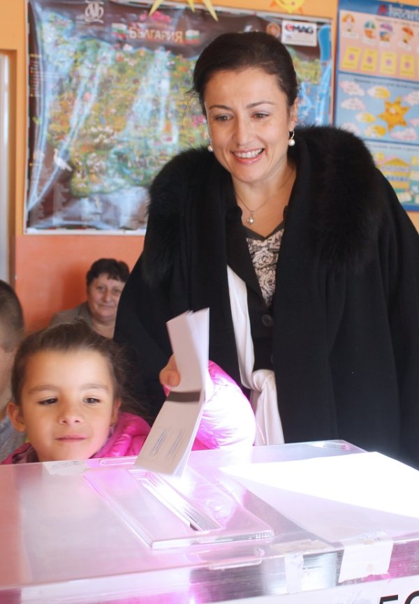 
	Министърът на земеделието и храните Десислава Танева упражни правото си на вот в в Сливен. Снимка: БТА
