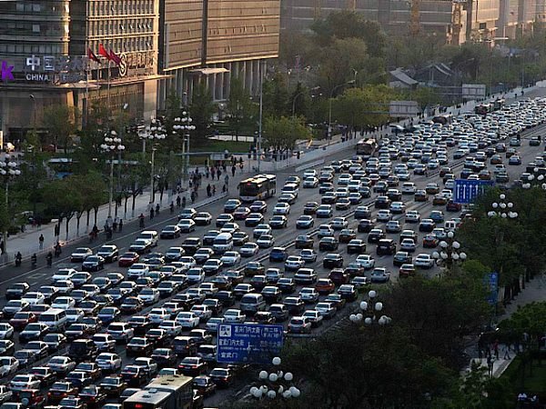 
	Правителството на Китай нарича ситуацията с качеството на въздуха в страната &ldquo;изключително мрачна&rdquo;. Властите са толкова притеснени, че наскоро одобриха предложение за премахване на 5.3 милиона от от улиците на градовете в страната до края на годината. На практика това означава, че всички коли, които са произведени преди 2005 г. ще бъдат бракувани. Само в Пекин са застрашени 330 000 стари машини, а от провинция Хебей, която е един от най-замърсените райони в Китай, ще бъдат изтеглени 660 000 автомобила.
	
	В момента в Китай се движат 240 милиона автомобила, половината от които са пътнически.
	
	Заедно с тази инициатива има план за изграждането на мрежа от газстанции в Пекин, Шанхай и други големи градове.

