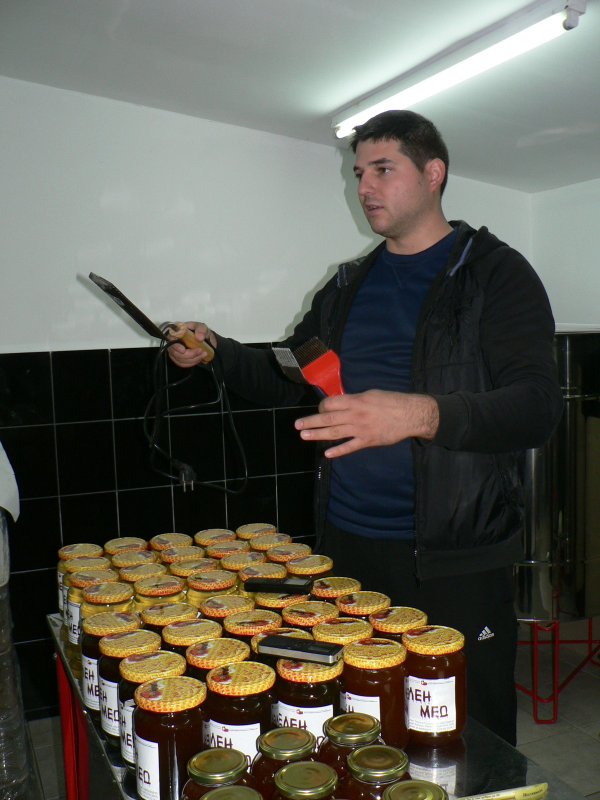 
	Теодор Пушкаров показва оборудването, необходимо за производство на мед.&nbsp;
